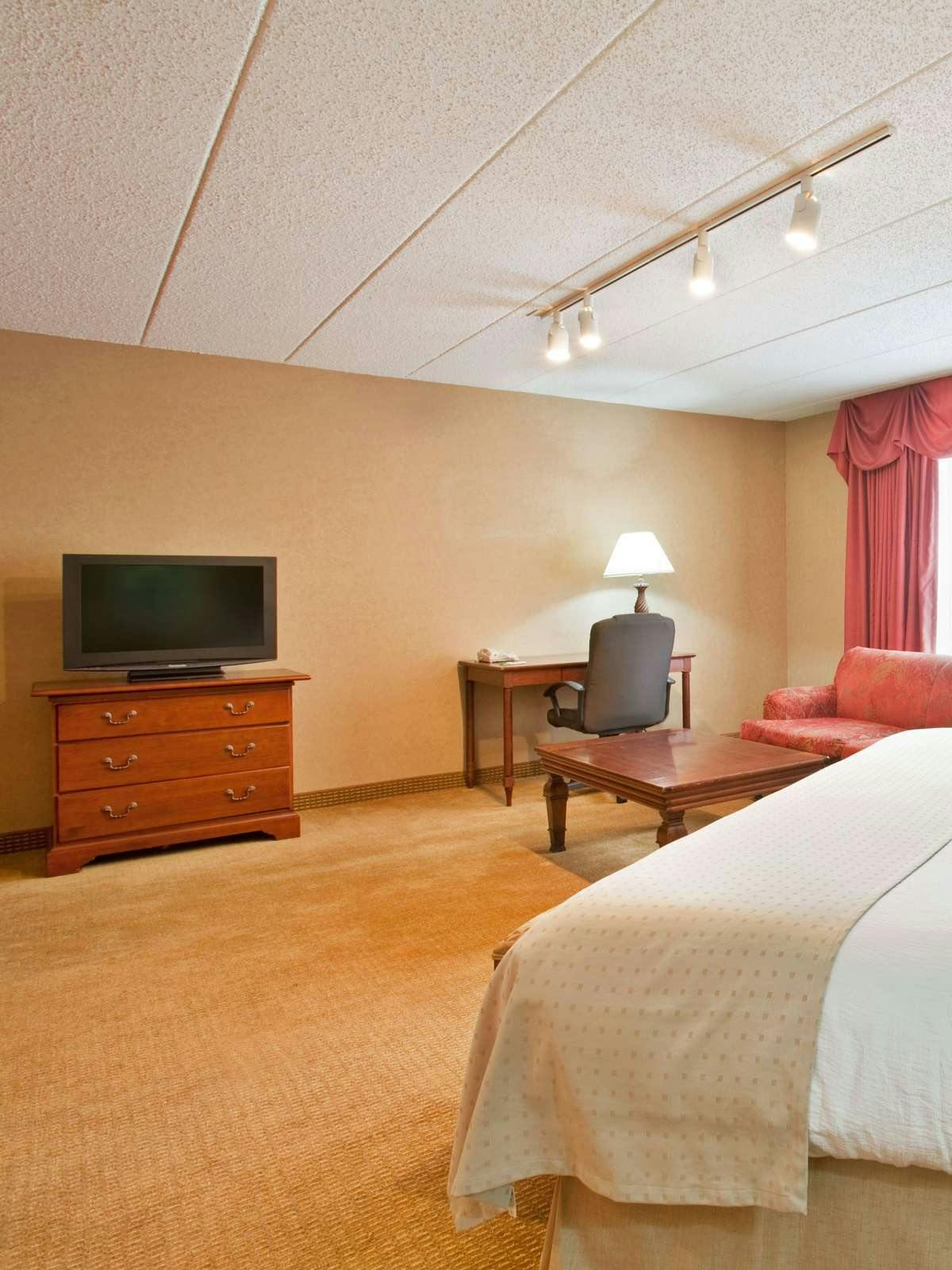 Hotel Holiday Inn Chicago NW Crystal Lake Convention Center photo 2