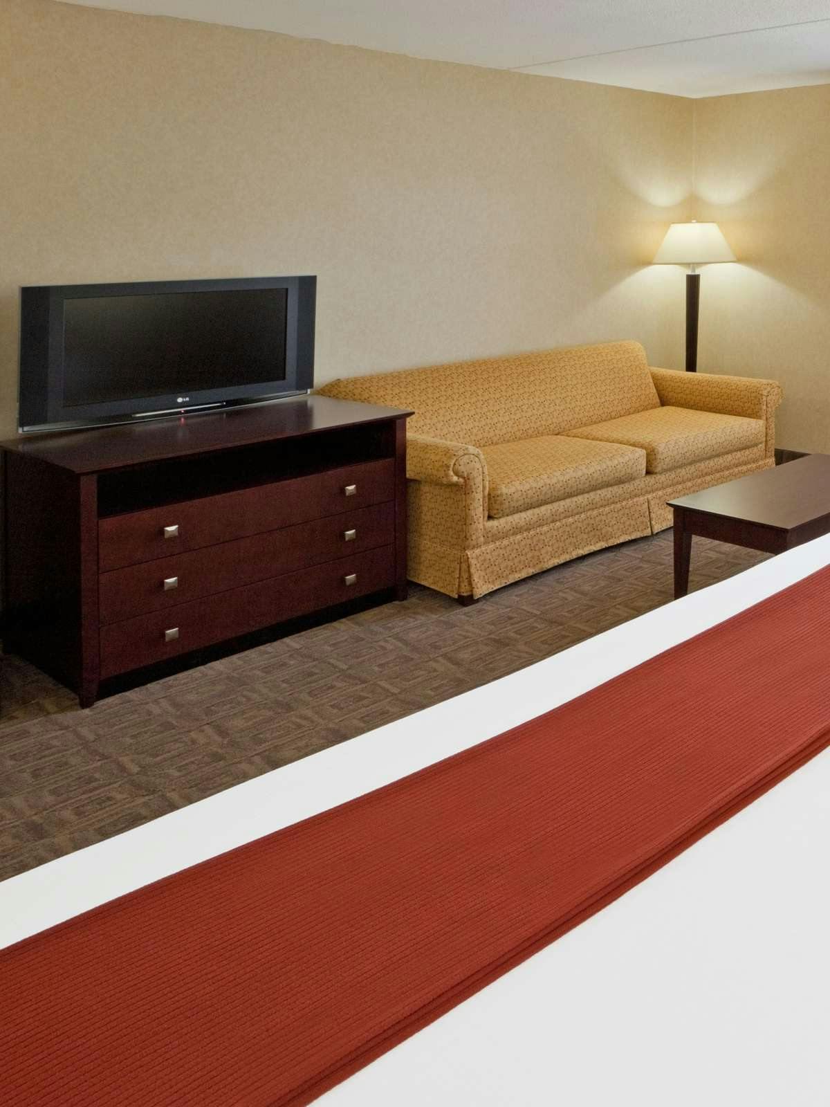 Hotel Holiday Inn Express Andrews AFB photo 2