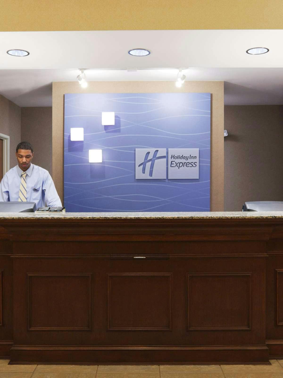 Hotel Holiday Inn Express Auburn University Area photo 5