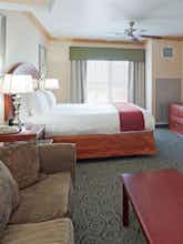 Hotel Holiday Inn Express Bakersfield Central photo 1