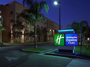 Holiday Inn Express Bakersfield Central