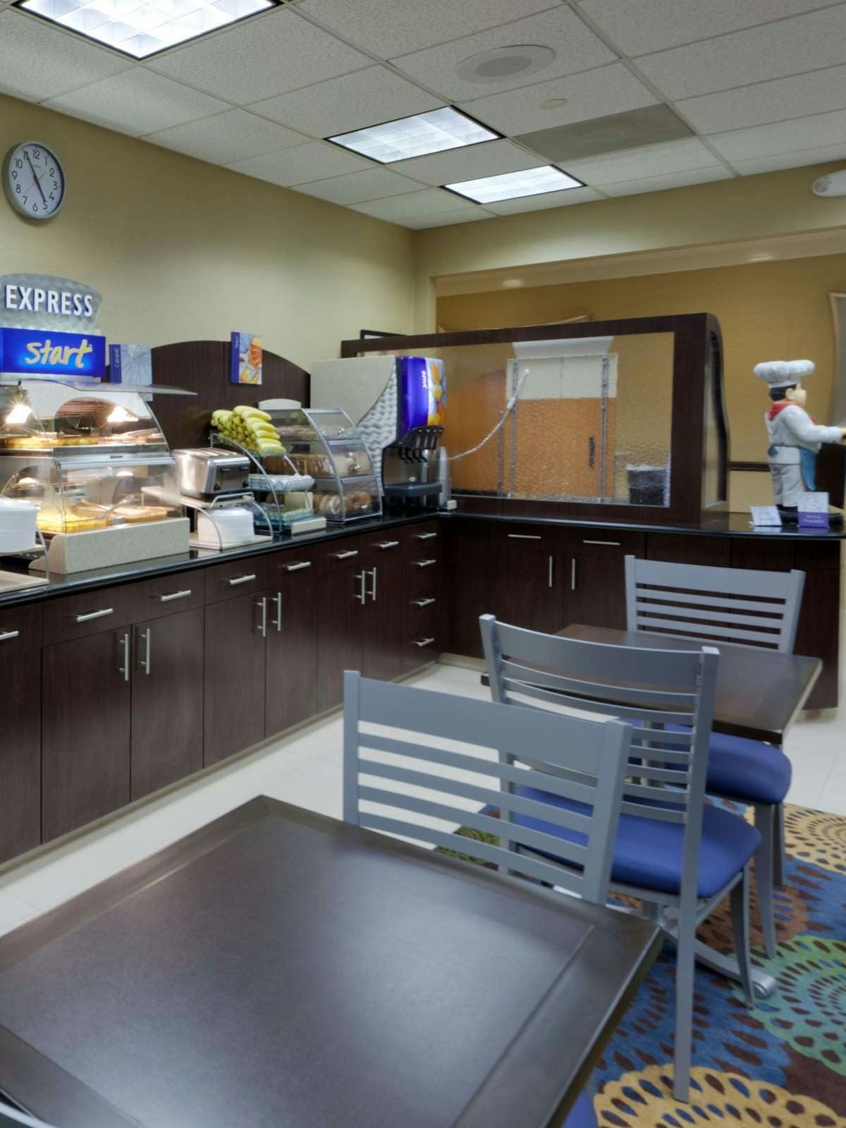 Hotel Holiday Inn Express Baltimore BWI Airport West photo 5