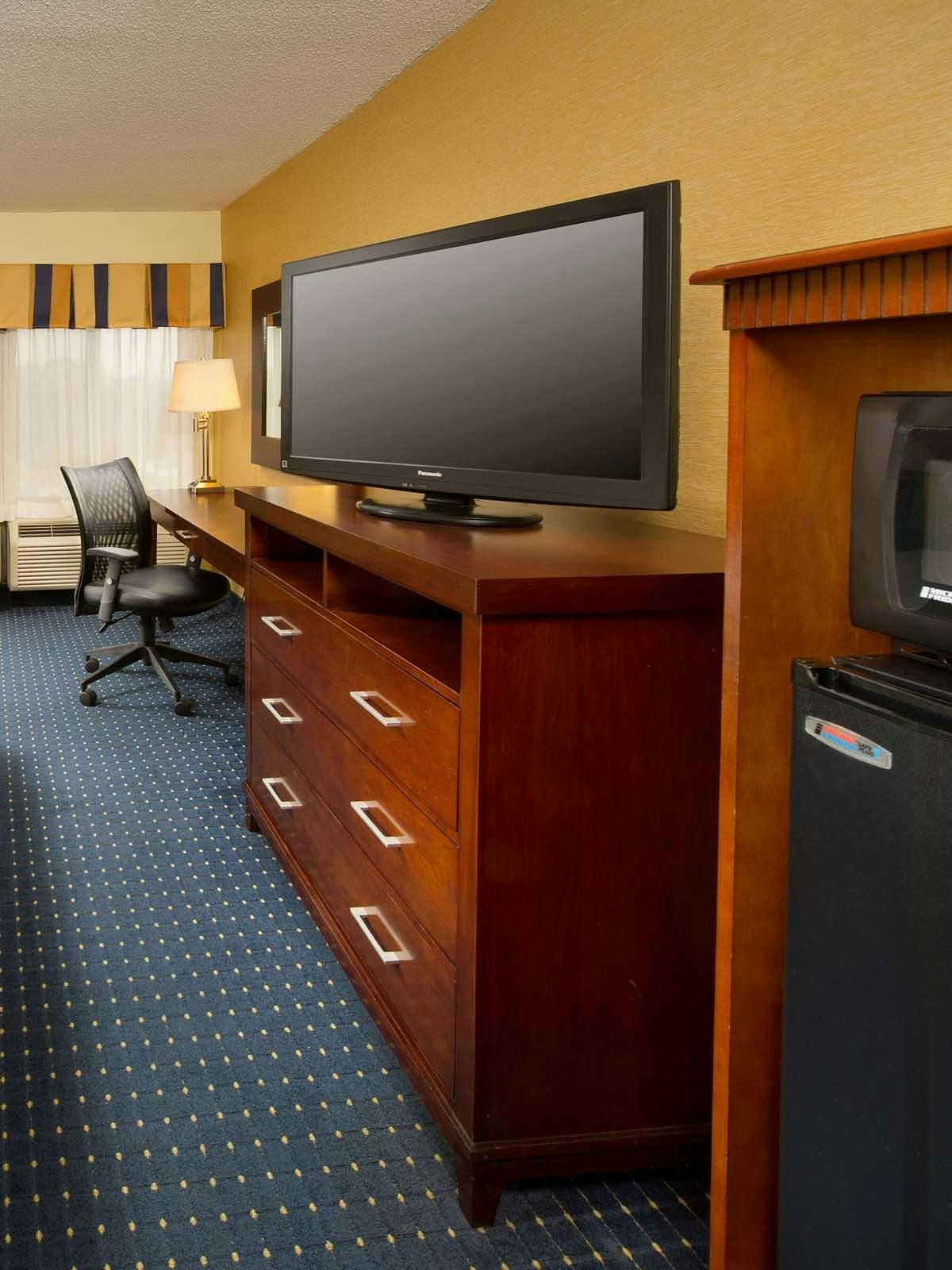 Hotel Holiday Inn Express BW Parkway photo 3