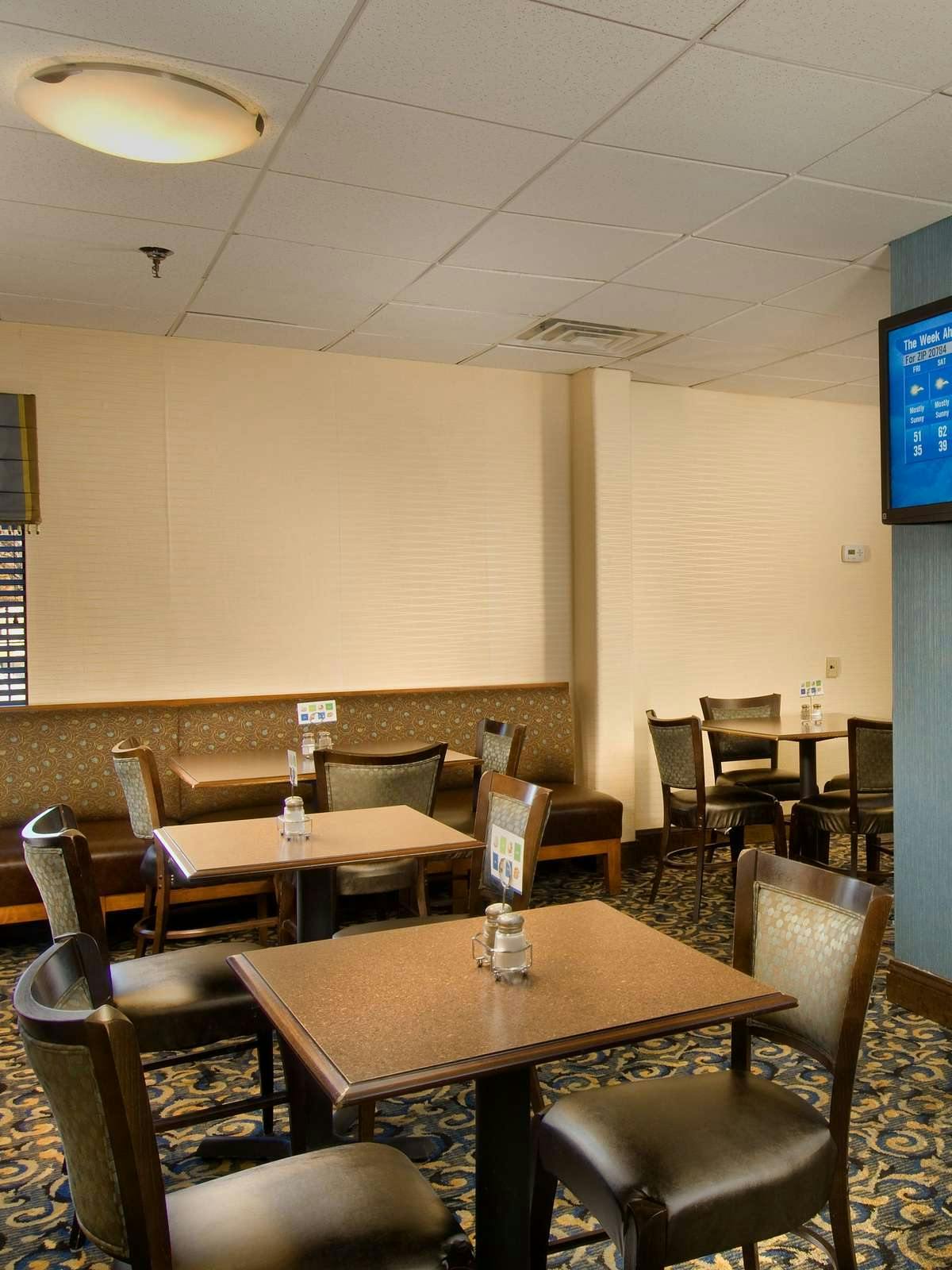 Hotel Holiday Inn Express BW Parkway photo 4