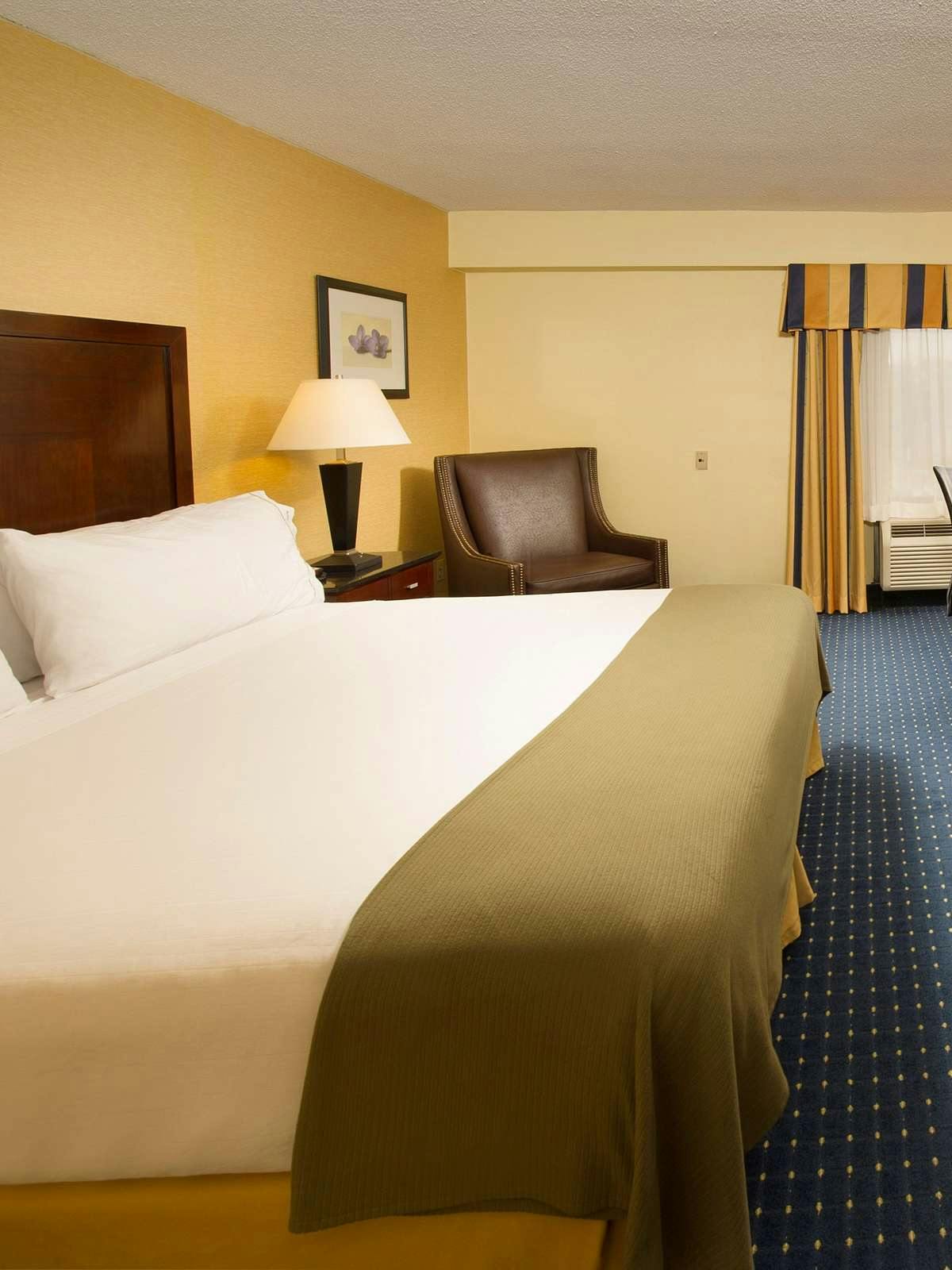 Hotel Holiday Inn Express BW Parkway photo 1