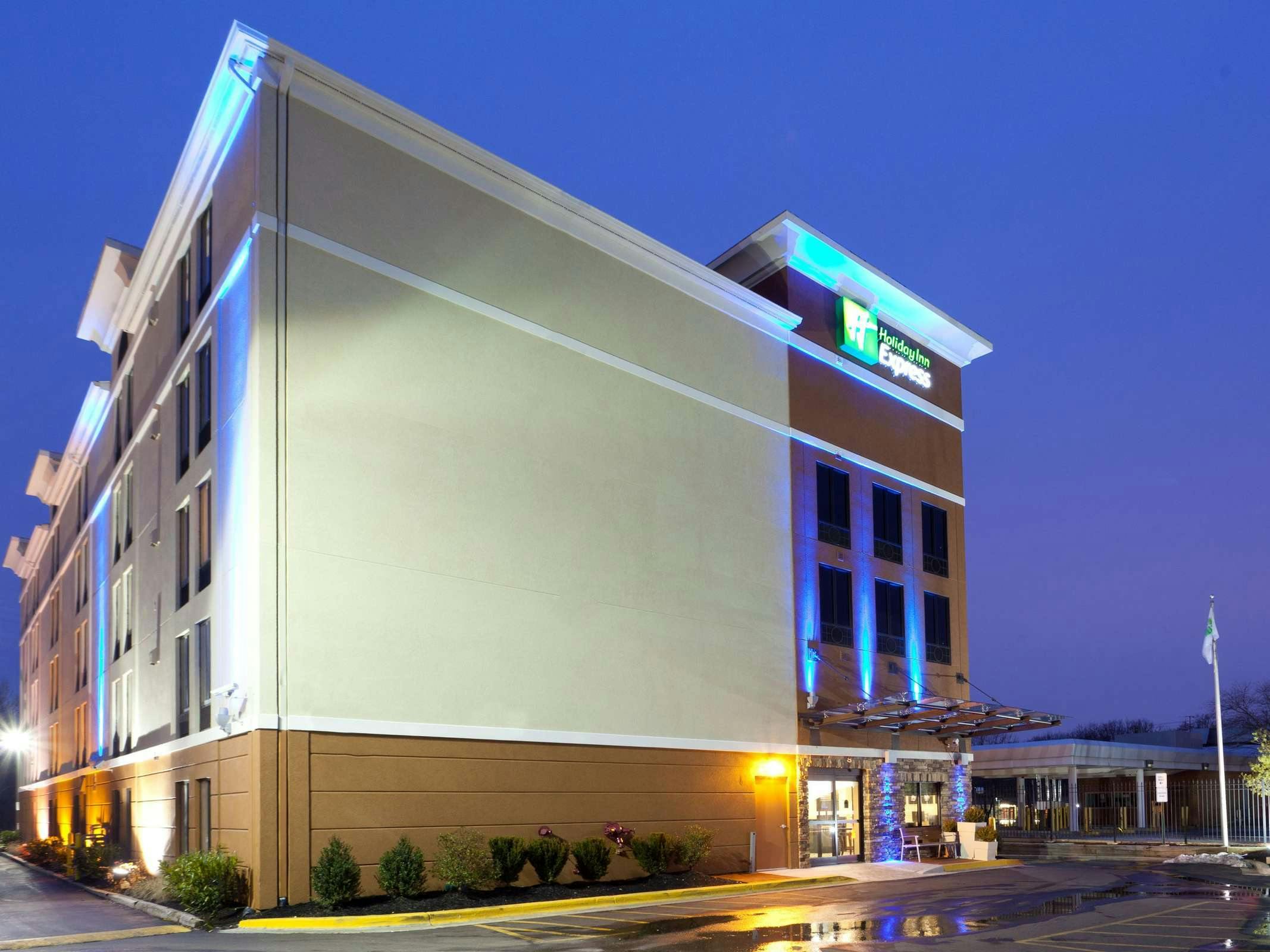 Holiday Inn Express BW Parkway