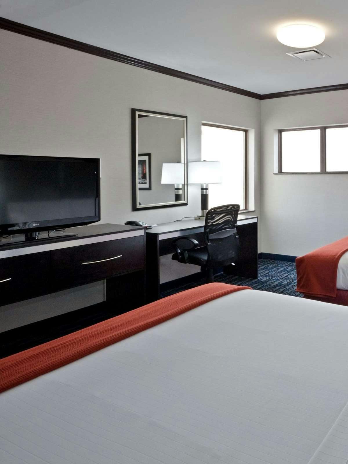 Hotel Holiday Inn Express Brook Park photo 2