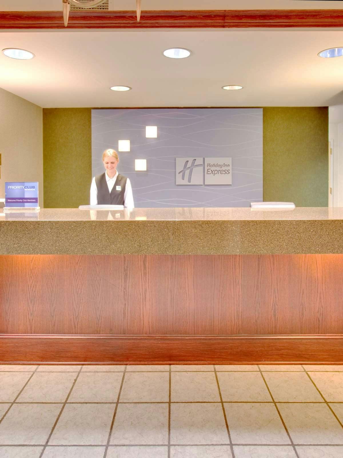 Hotel Holiday Inn Express Cedar Rapids (Collins Road) photo 4