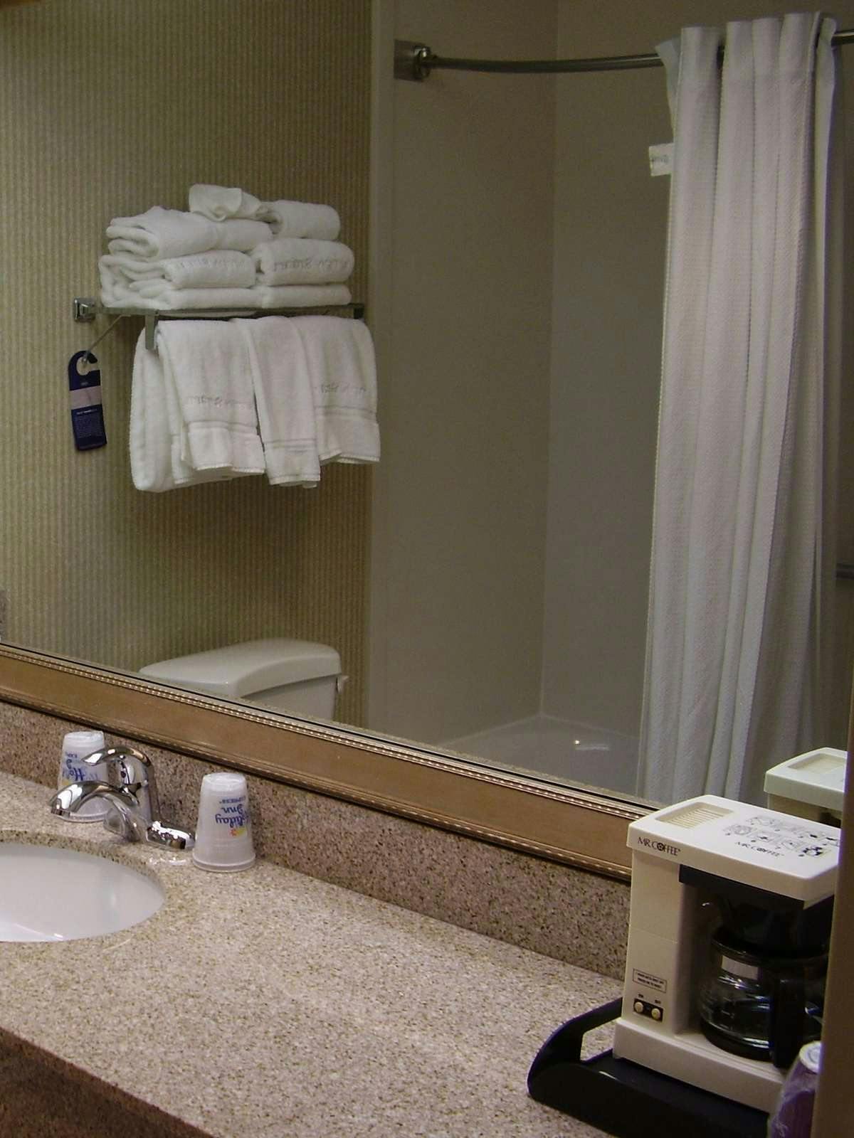 Hotel Holiday Inn Express Cedar Rapids (Collins Road) photo 2