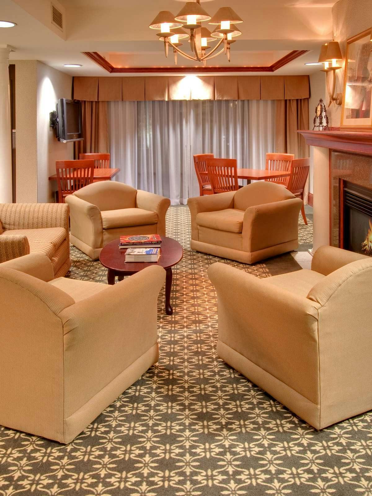 Hotel Holiday Inn Express Cedar Rapids (Collins Road) photo 3