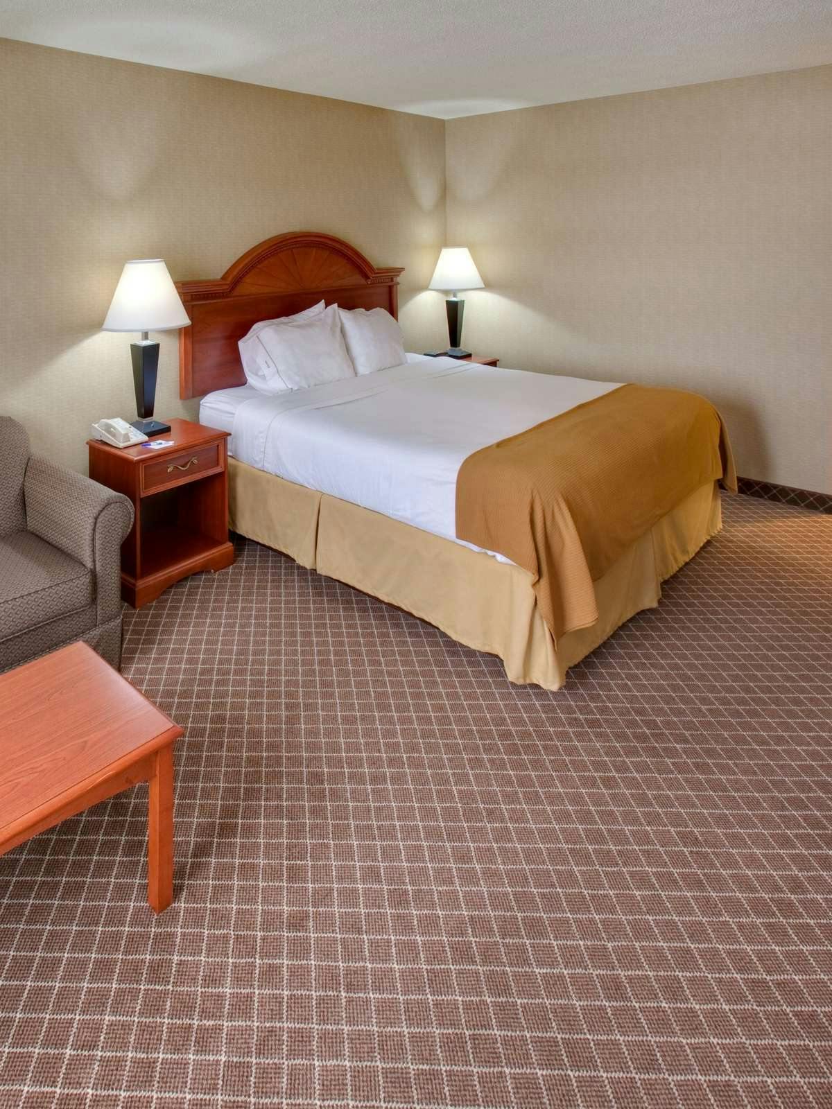 Hotel Holiday Inn Express Cedar Rapids (Collins Road) photo 1