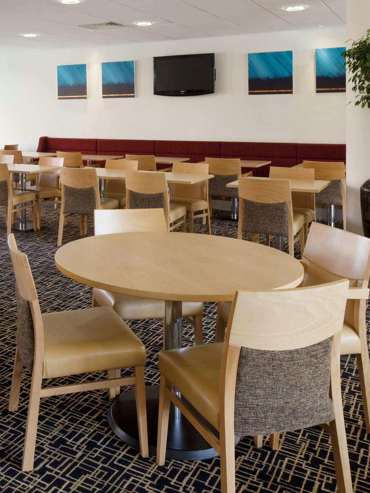 Hotel Holiday Inn Express Cheltenham Town Centre photo 3