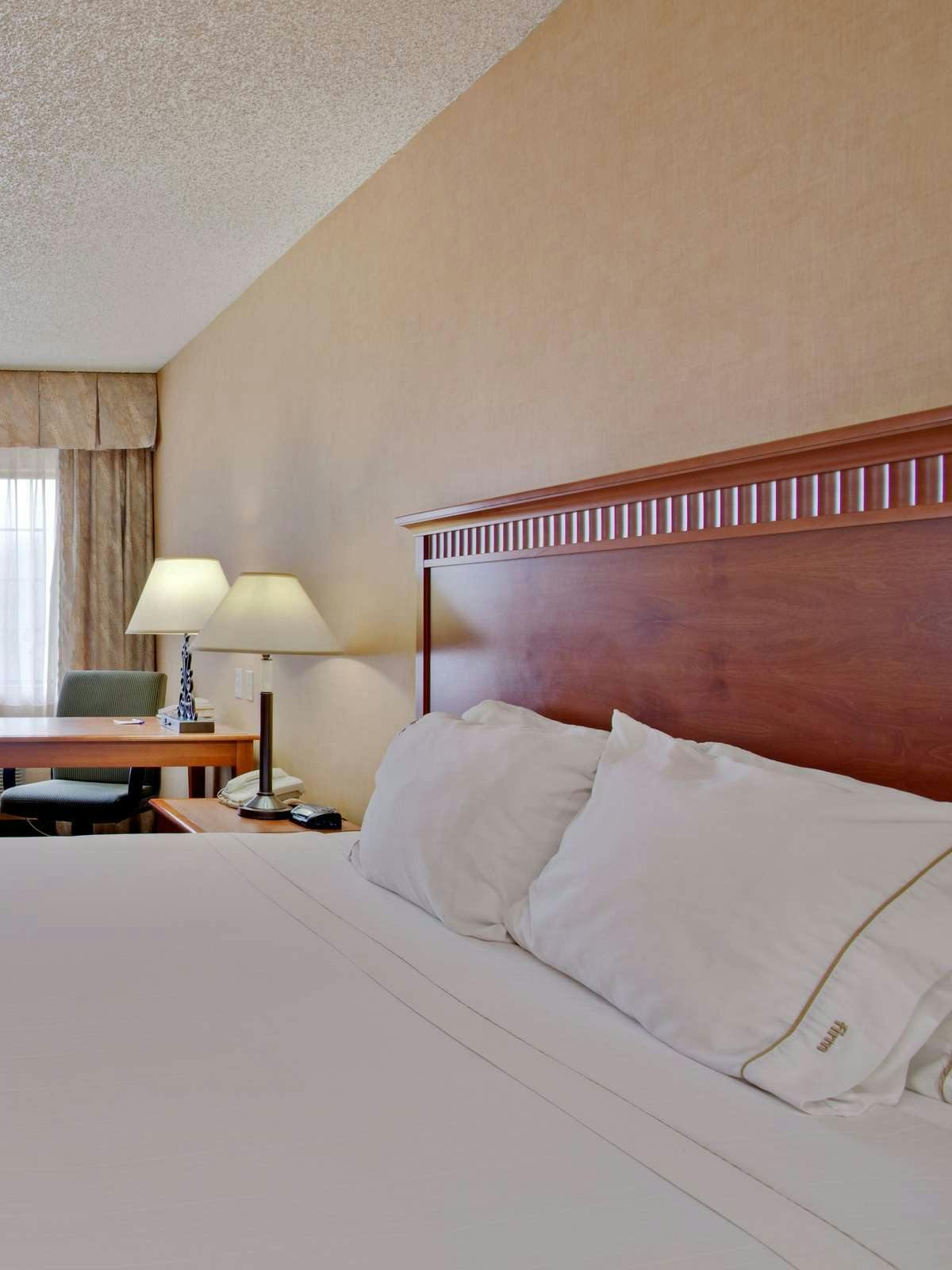 Hotel Holiday Inn Express Colton photo 1