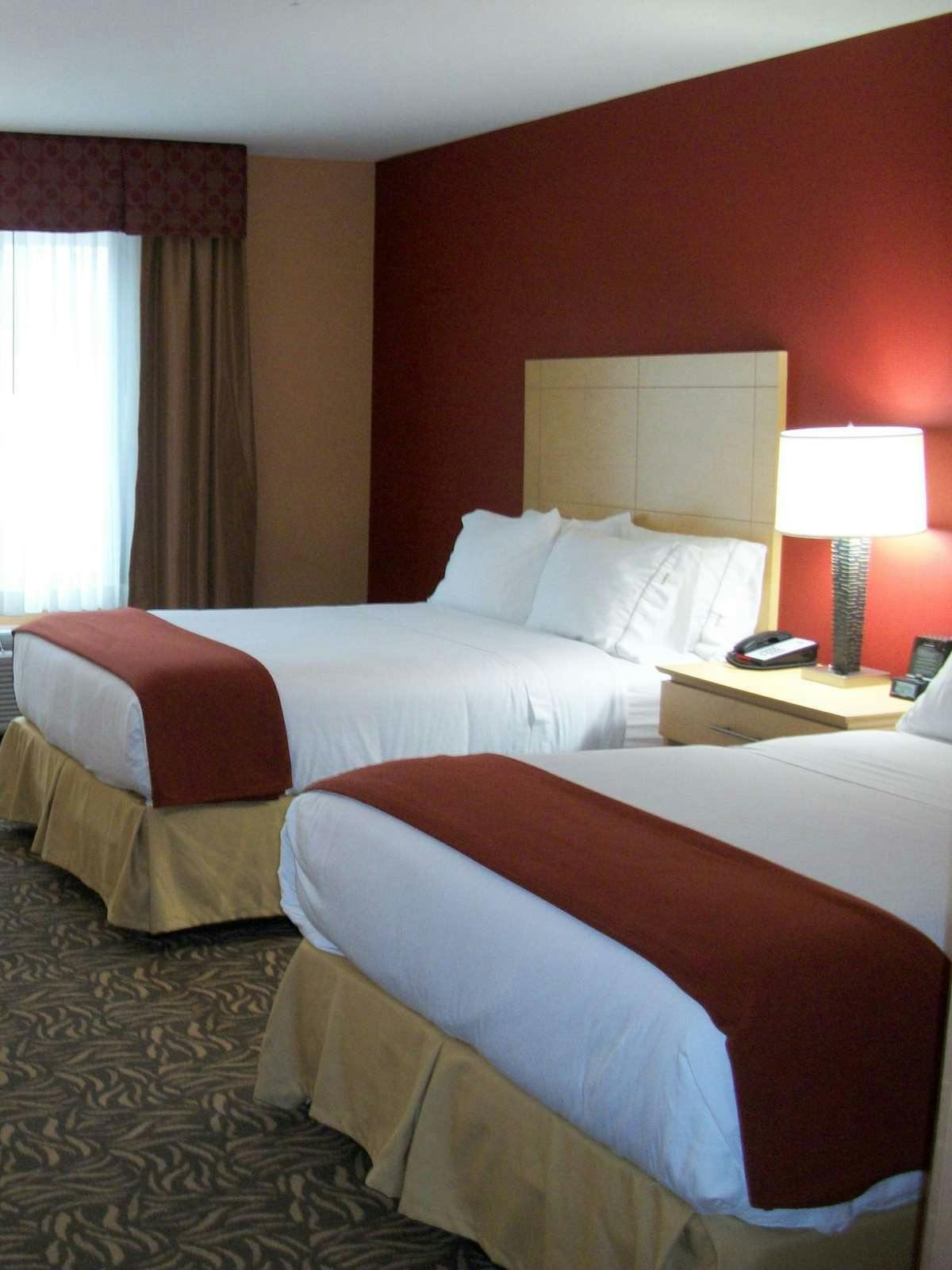 Hotel Holiday Inn Express Cortland photo 1