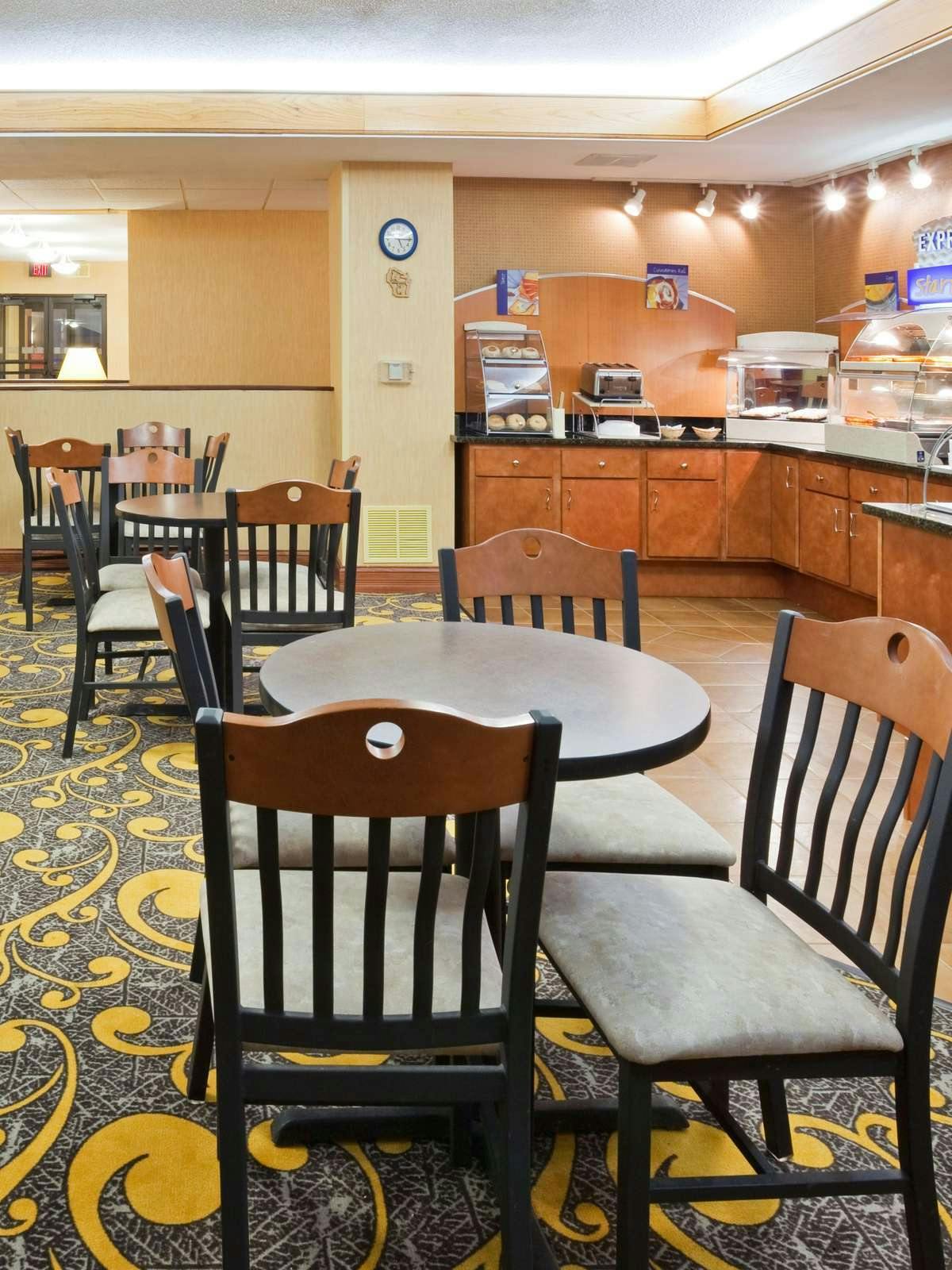 Hotel Holiday Inn Express DeForest photo 3