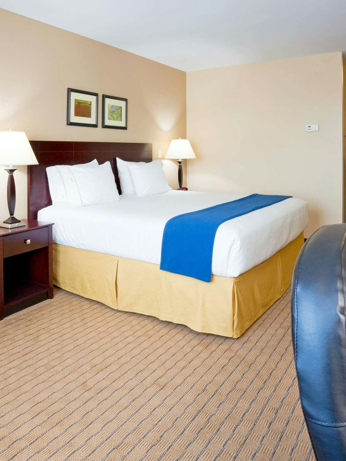 Hotel Holiday Inn Express Devils Lake photo 1