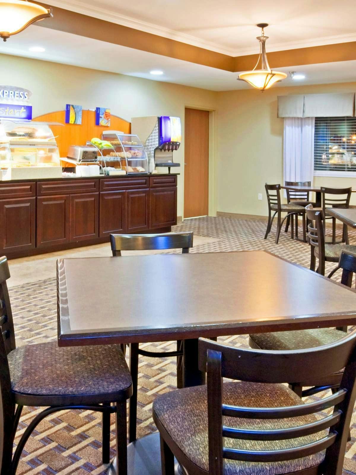 Hotel Holiday Inn Express Devils Lake photo 4