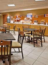 Hotel Holiday Inn Express Delmont photo 4