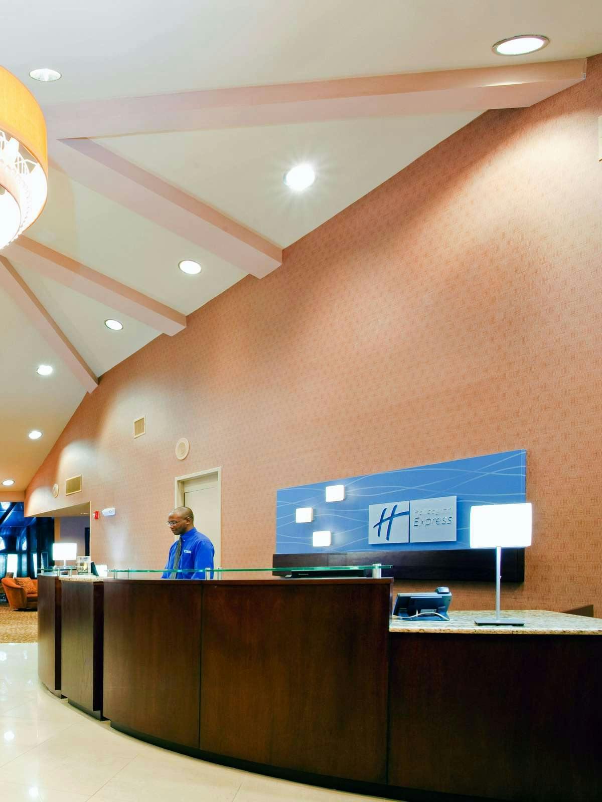 Hotel Holiday Inn Express Downtown West photo 3