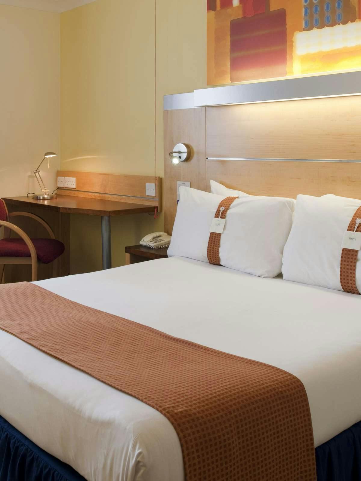 Hotel Holiday Inn Express Edinburgh Waterfront photo 1