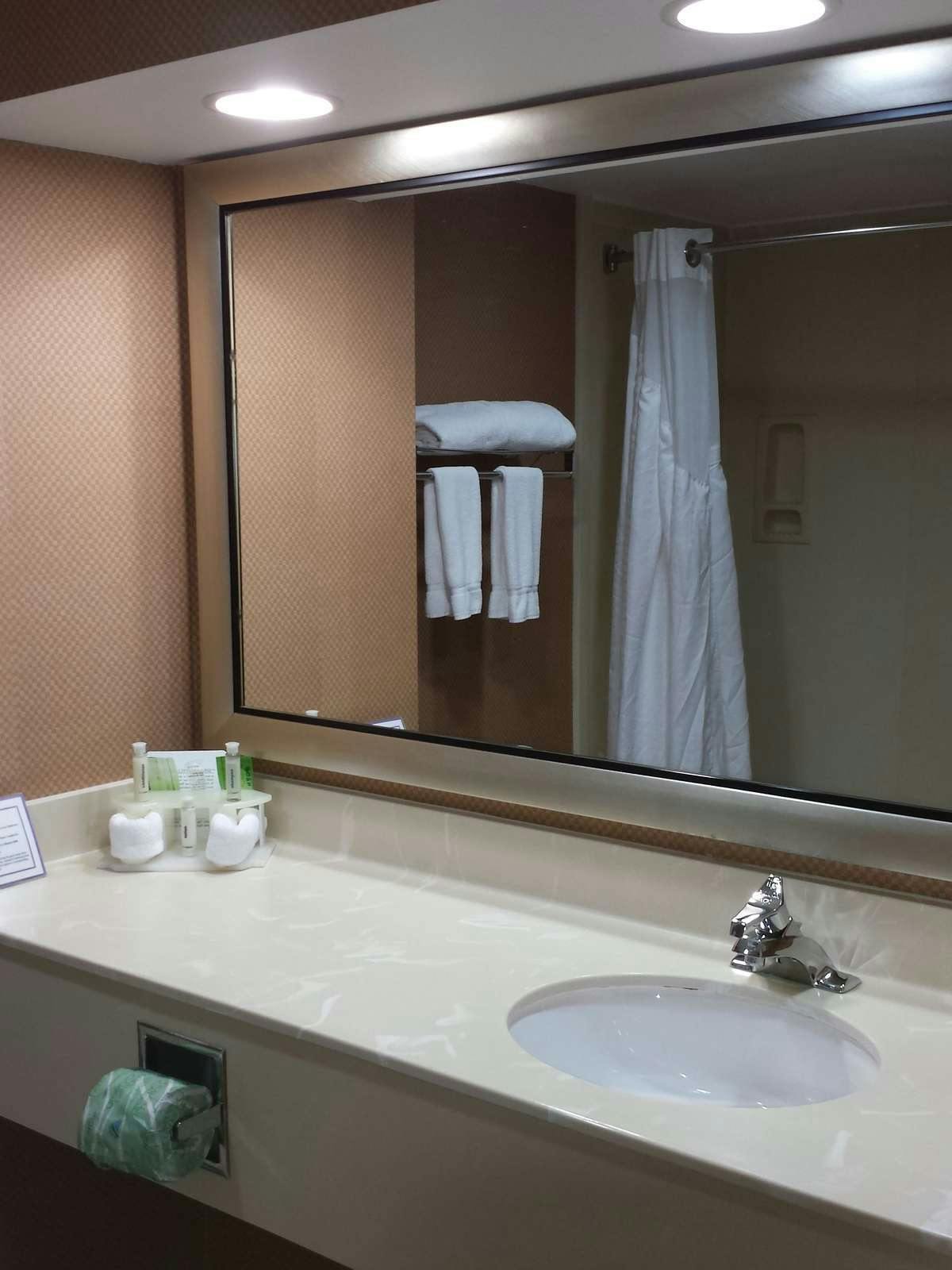 Hotel Holiday Inn Express Edgewood photo 2