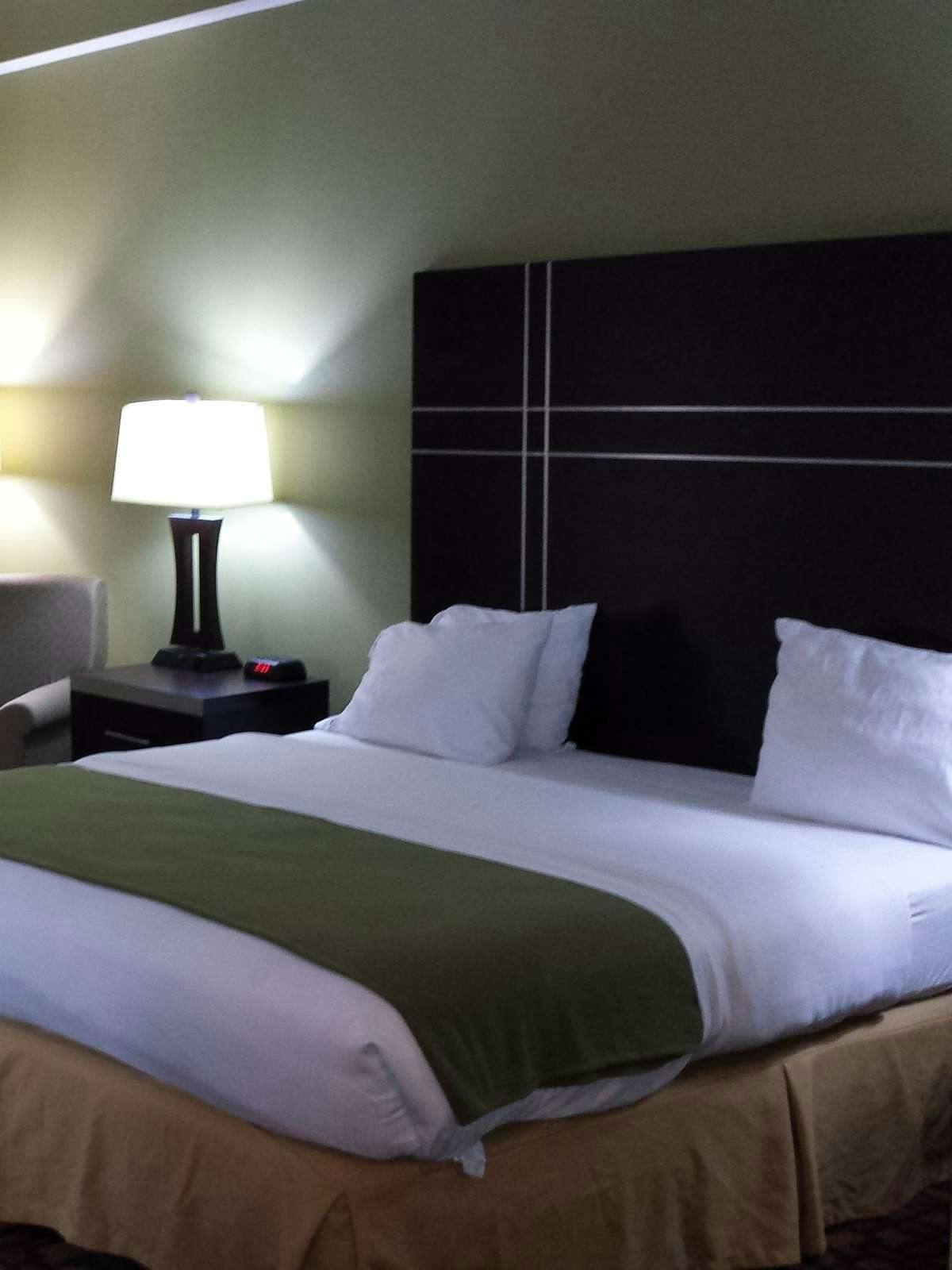 Hotel Holiday Inn Express Edgewood photo 1