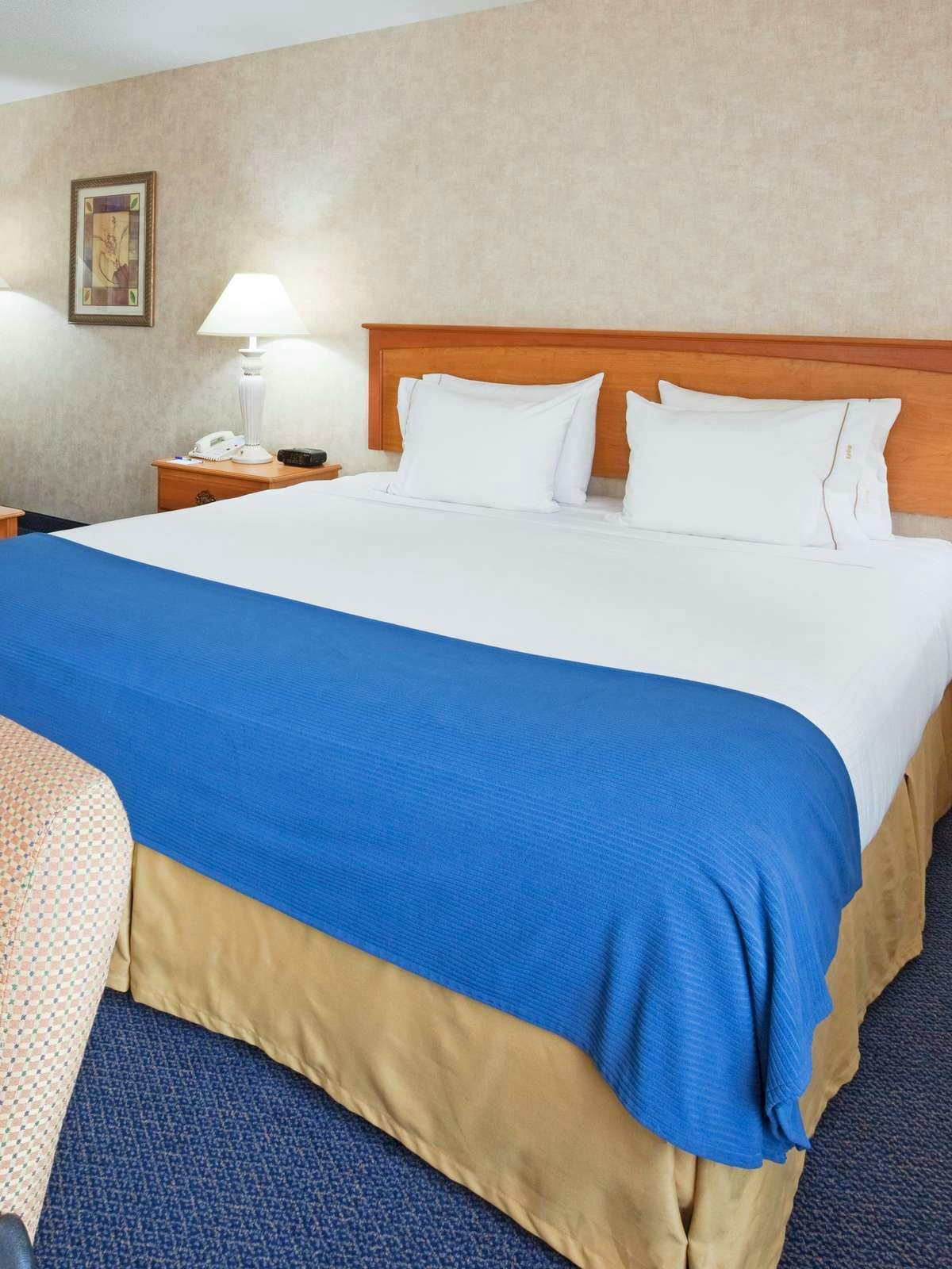 Hotel Holiday Inn Express Fargo West Acres photo 1