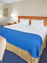 Hotel Holiday Inn Express Fargo West Acres photo 1