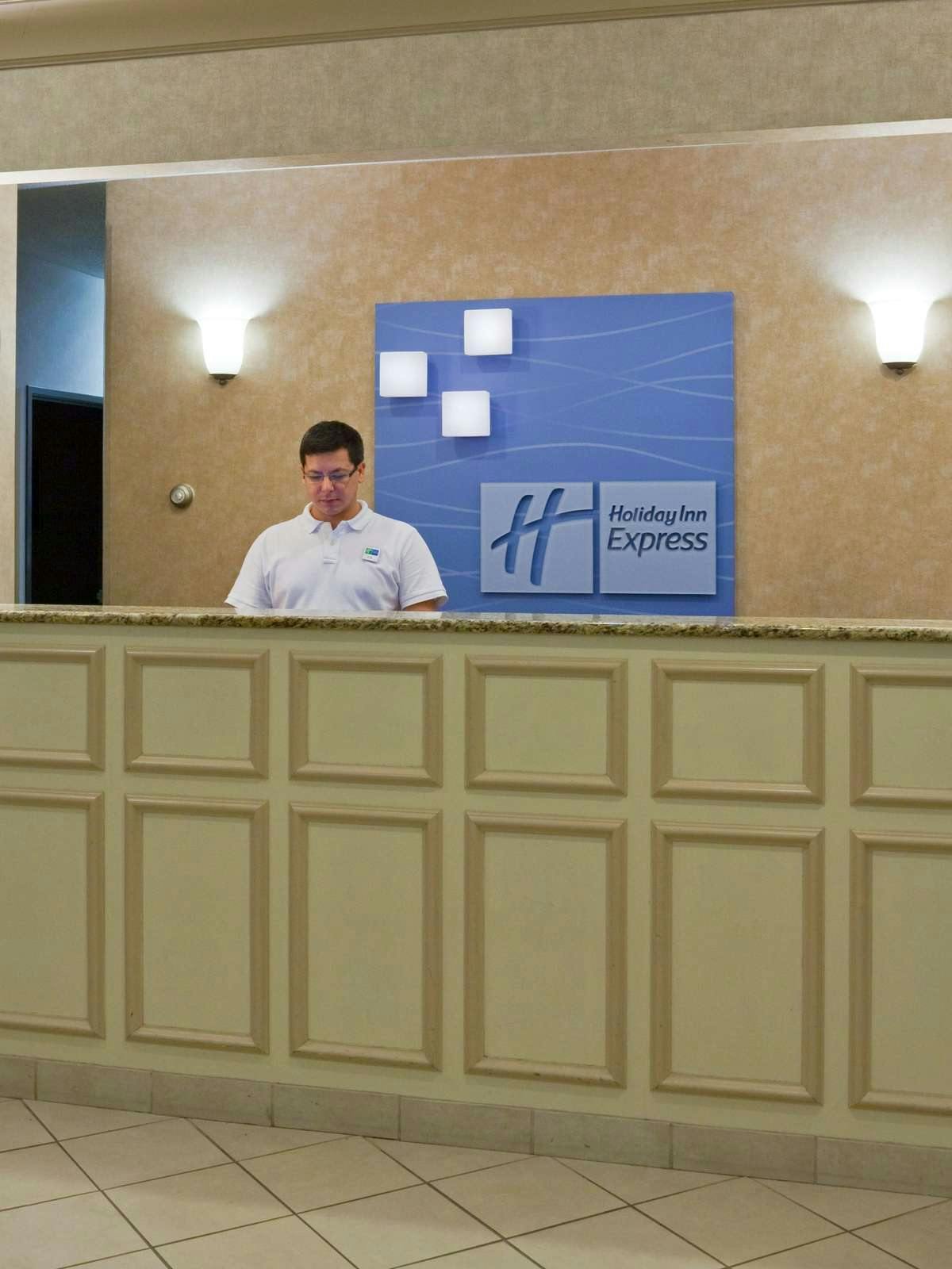 Hotel Holiday Inn Express Fargo West Acres photo 5