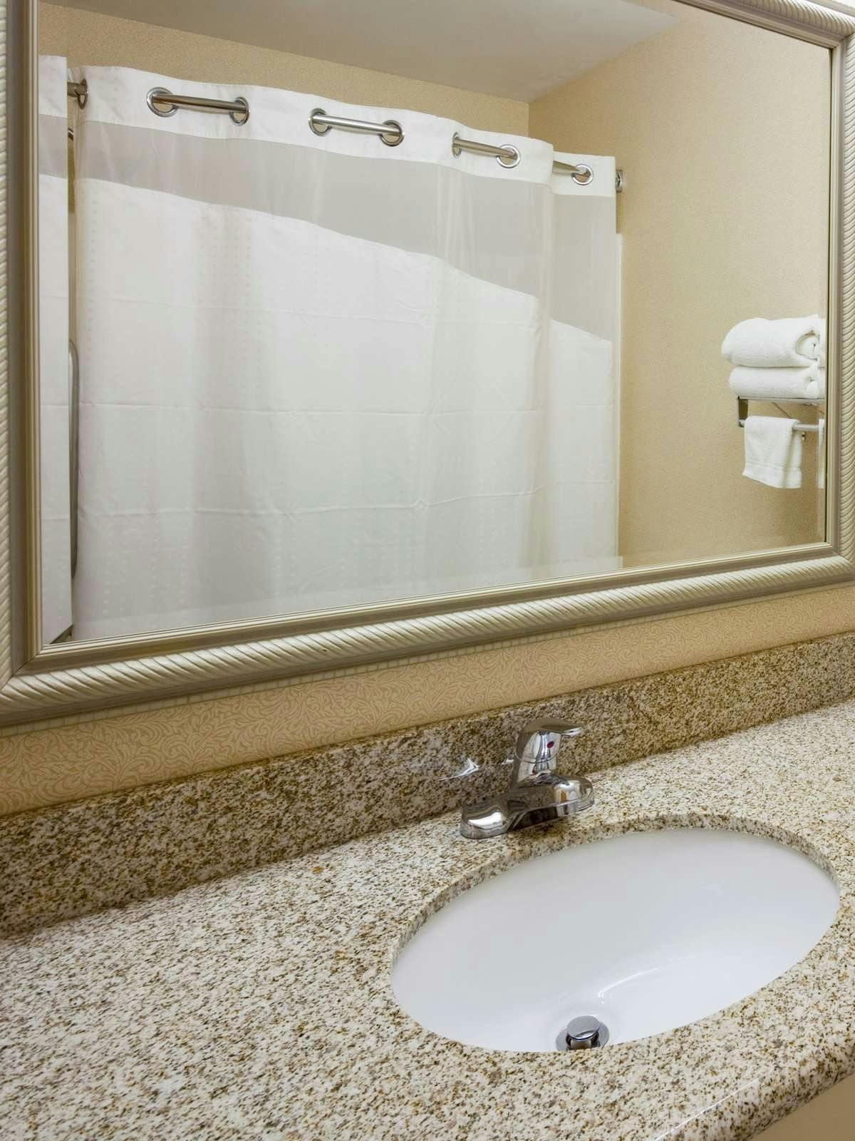 Hotel Holiday Inn Express Fargo West Acres photo 2