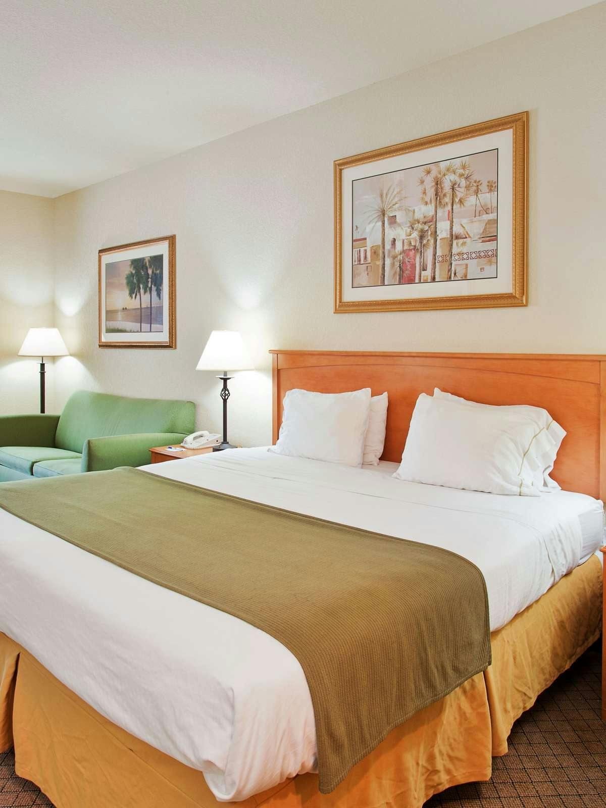 Hotel Holiday Inn Express Fairhope Point Clear photo 1