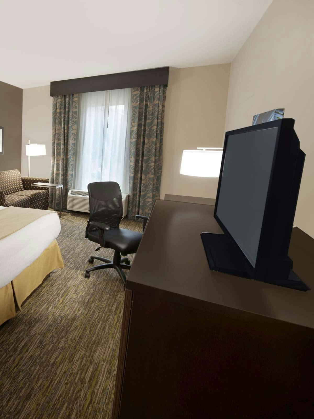 Hotel Holiday Inn Express Fredericksburg Southpoint photo 3