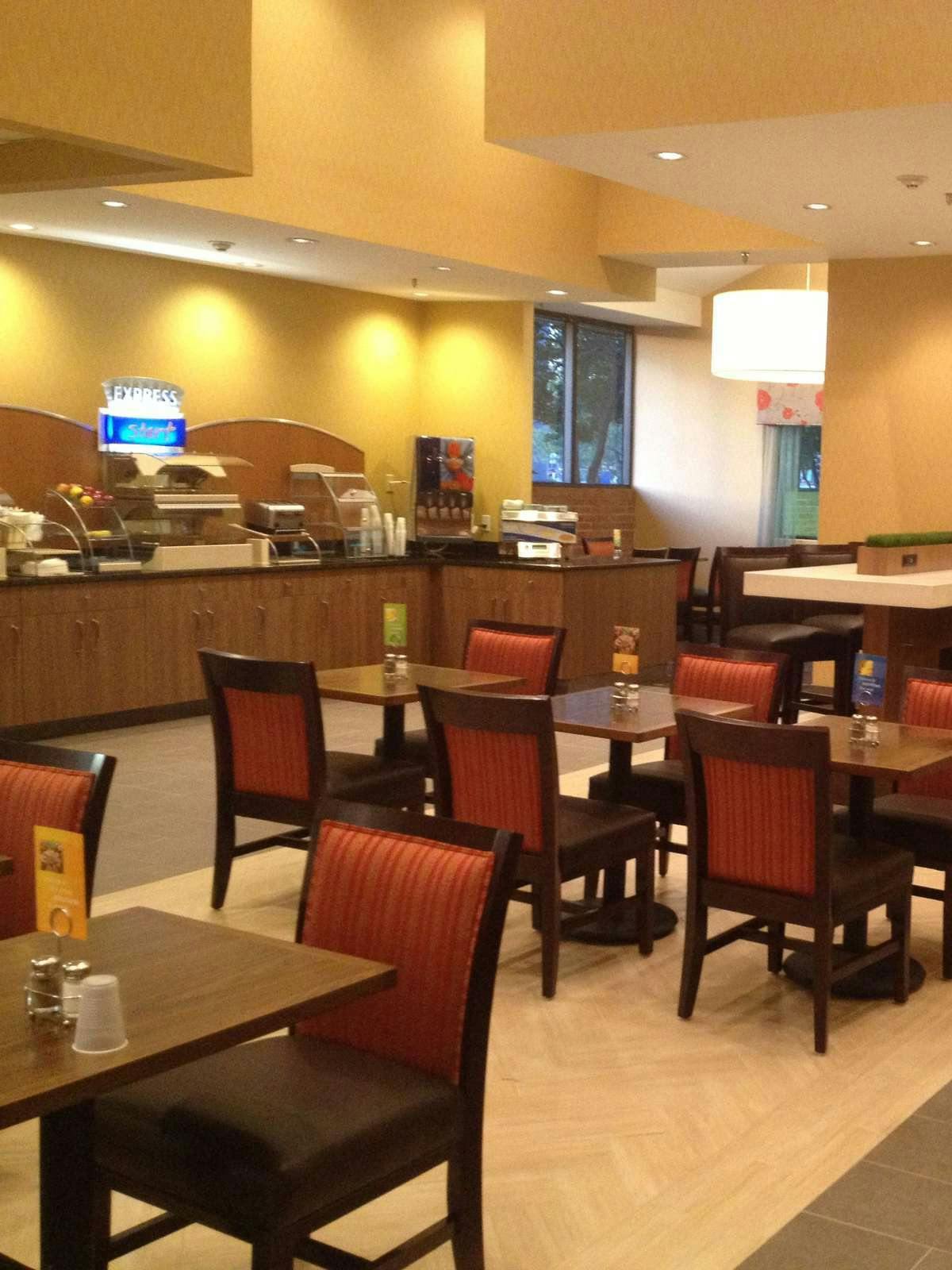 Hotel Holiday Inn Express Fredericksburg Southpoint photo 4