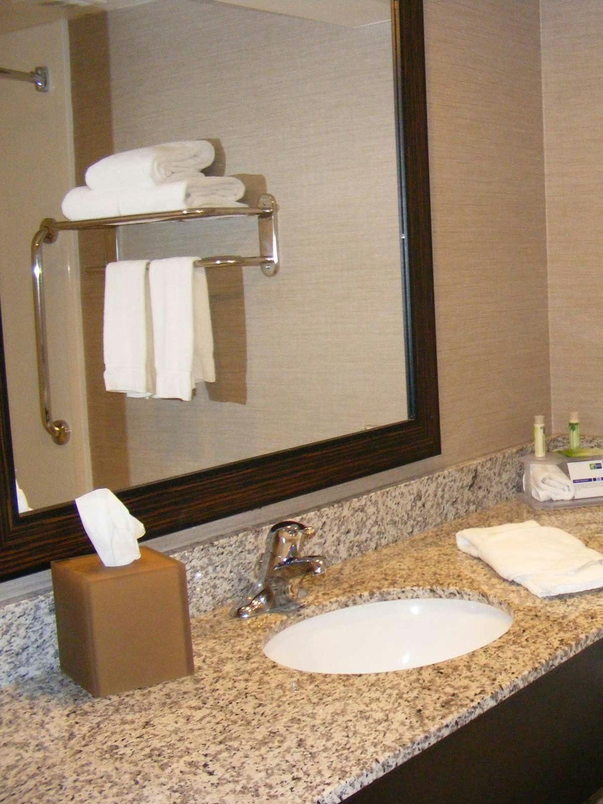 Hotel Holiday Inn Express Fredericksburg Southpoint photo 2