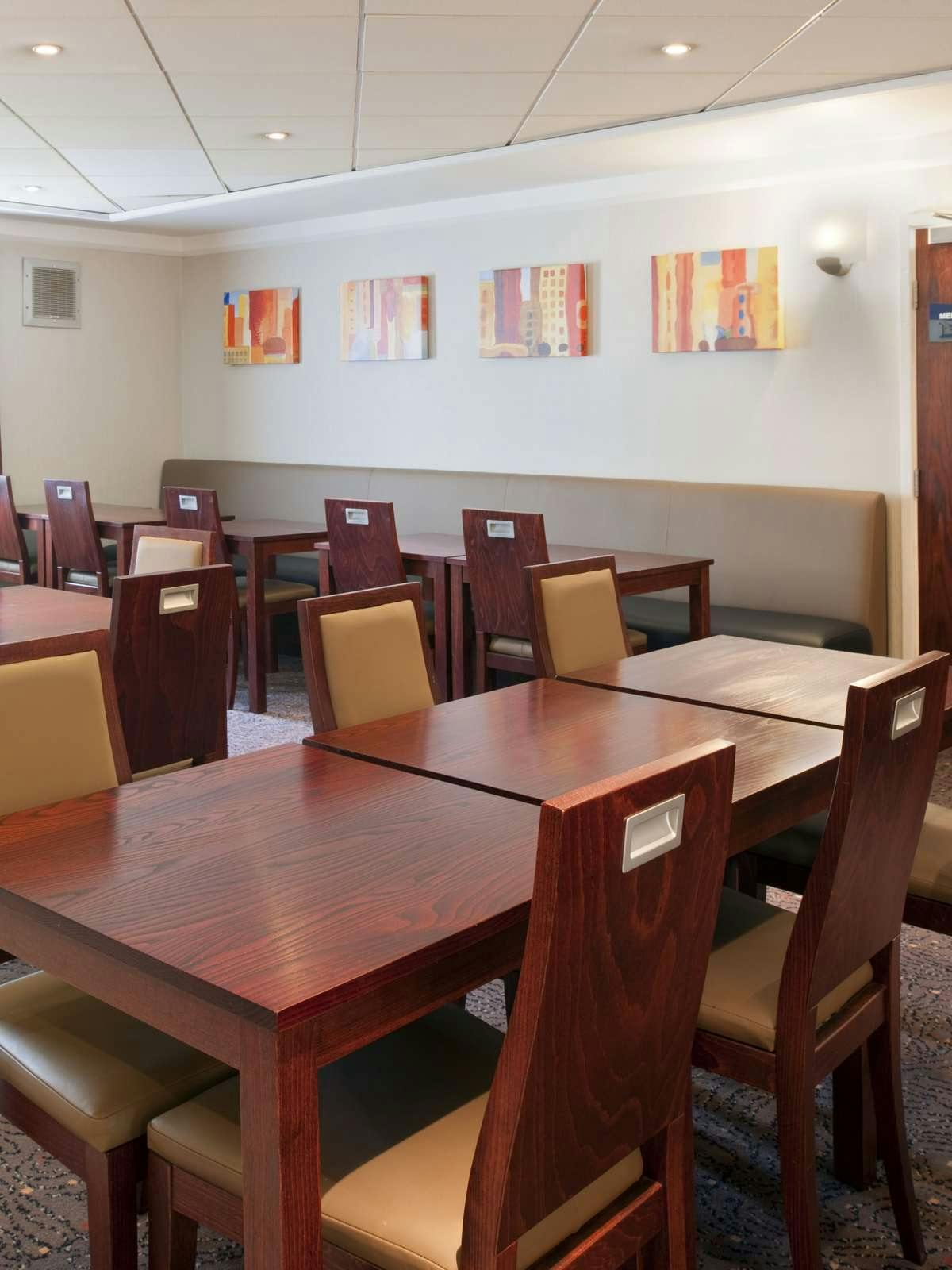 Hotel Holiday Inn Express Glenrothes photo 3