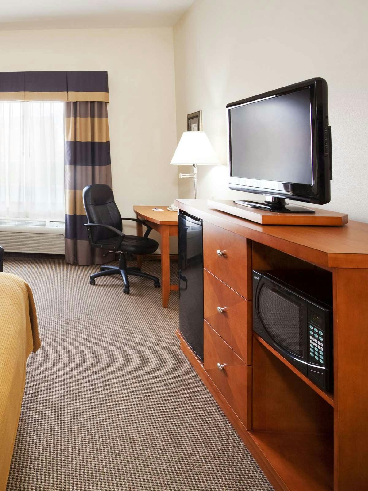 Hotel Holiday Inn Express Forest City photo 2