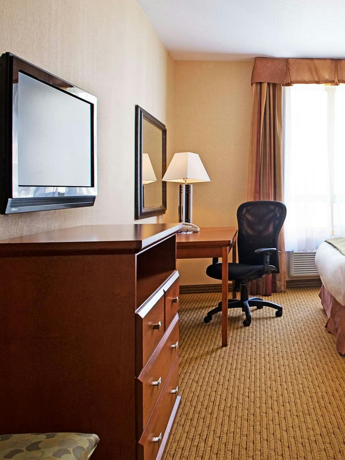 Hotel Holiday Inn Express Grande Prairie photo 2