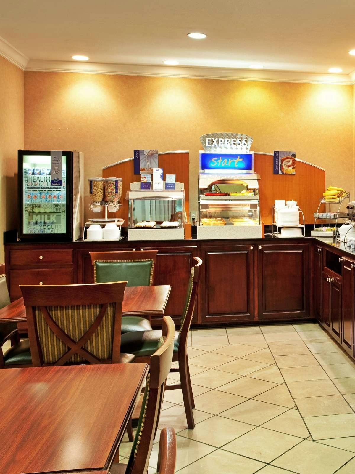 Hotel Holiday Inn Express Harvey photo 5