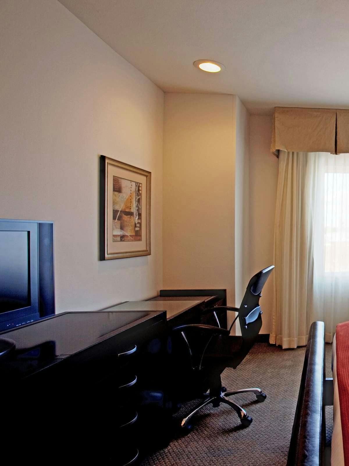 Hotel Holiday Inn Express Hotel & Suites Amarillo photo 3