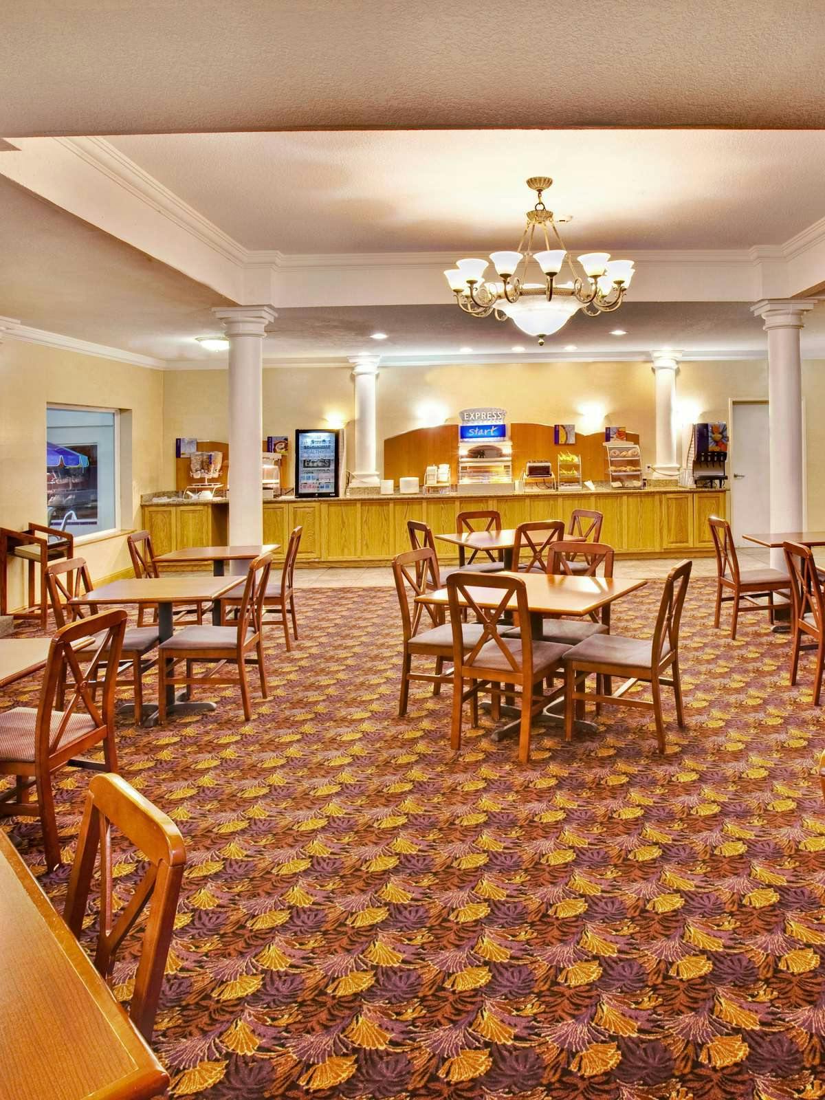 Hotel Holiday Inn Express Hotel & Suites Ames photo 5