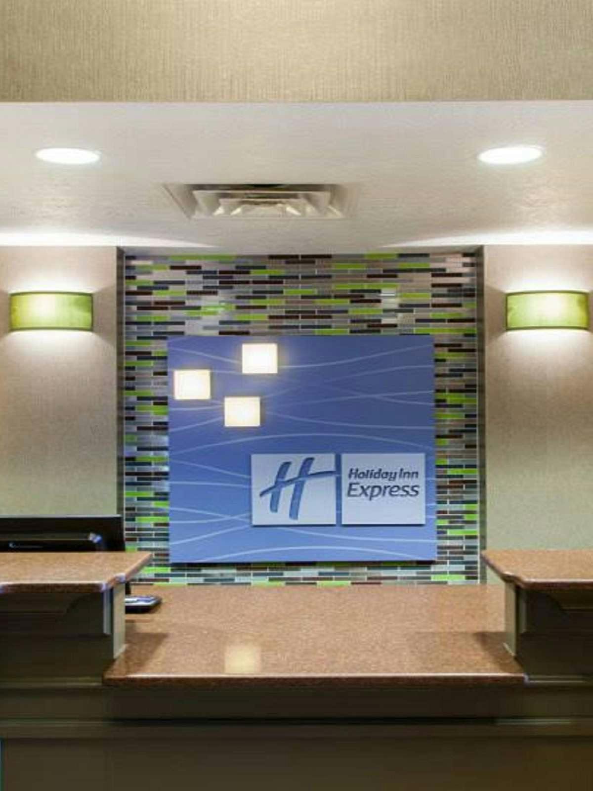 Hotel Holiday Inn Express Hotel & Suites Brandon photo 4