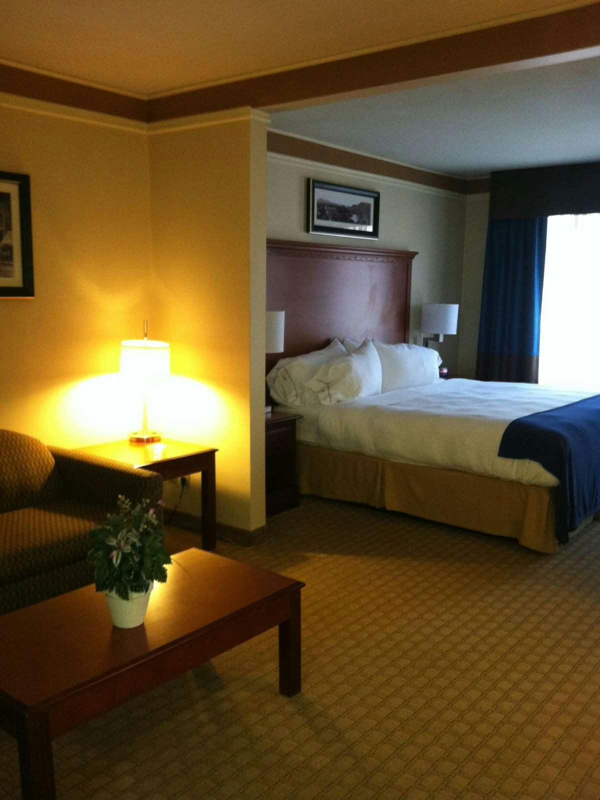 Hotel Holiday Inn Express Hotel & Suites Brattleboro photo 1