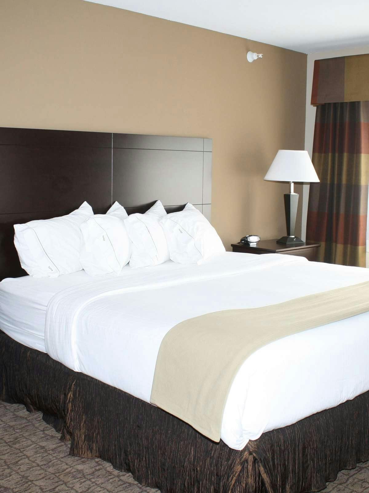 Hotel Holiday Inn Express Hotel & Suites Bridgeport photo 1