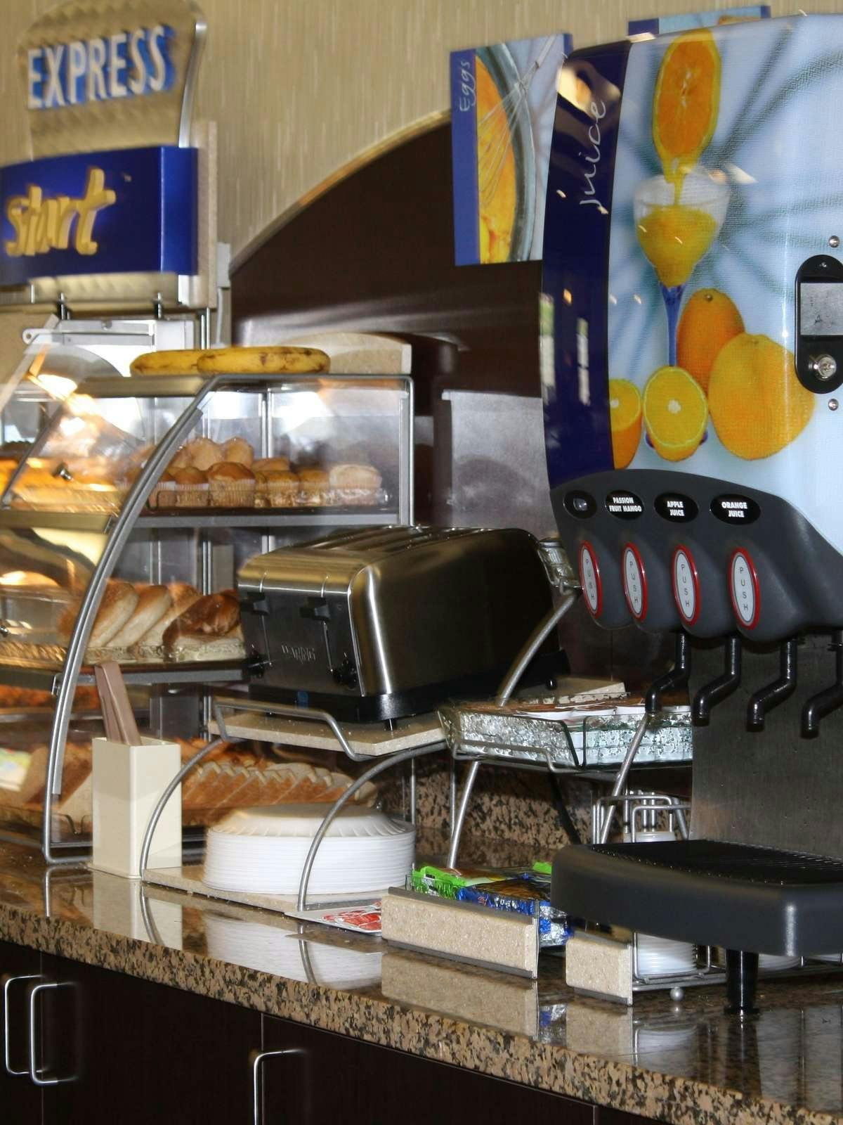 Hotel Holiday Inn Express Hotel & Suites Bridgeport photo 3