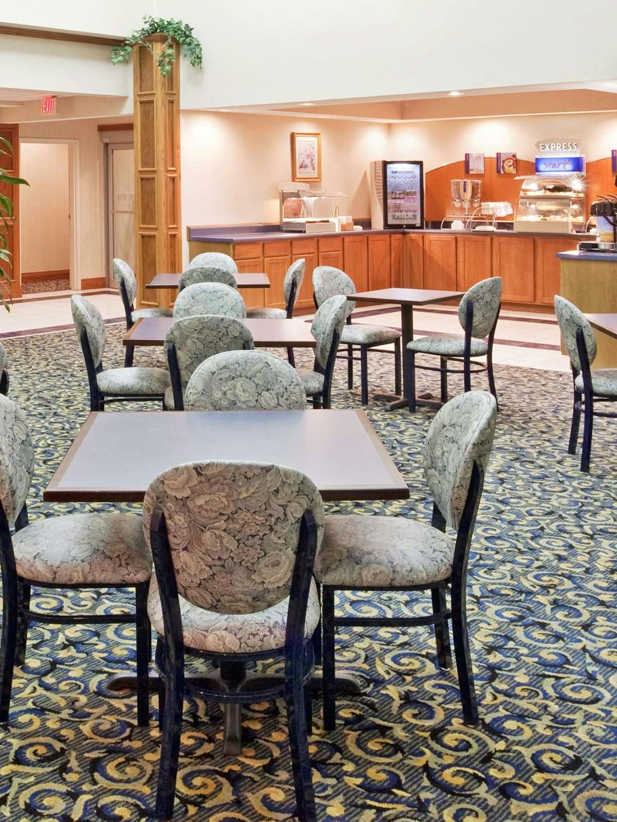 Hotel Holiday Inn Express Hotel & Suites Bucyrus photo 4