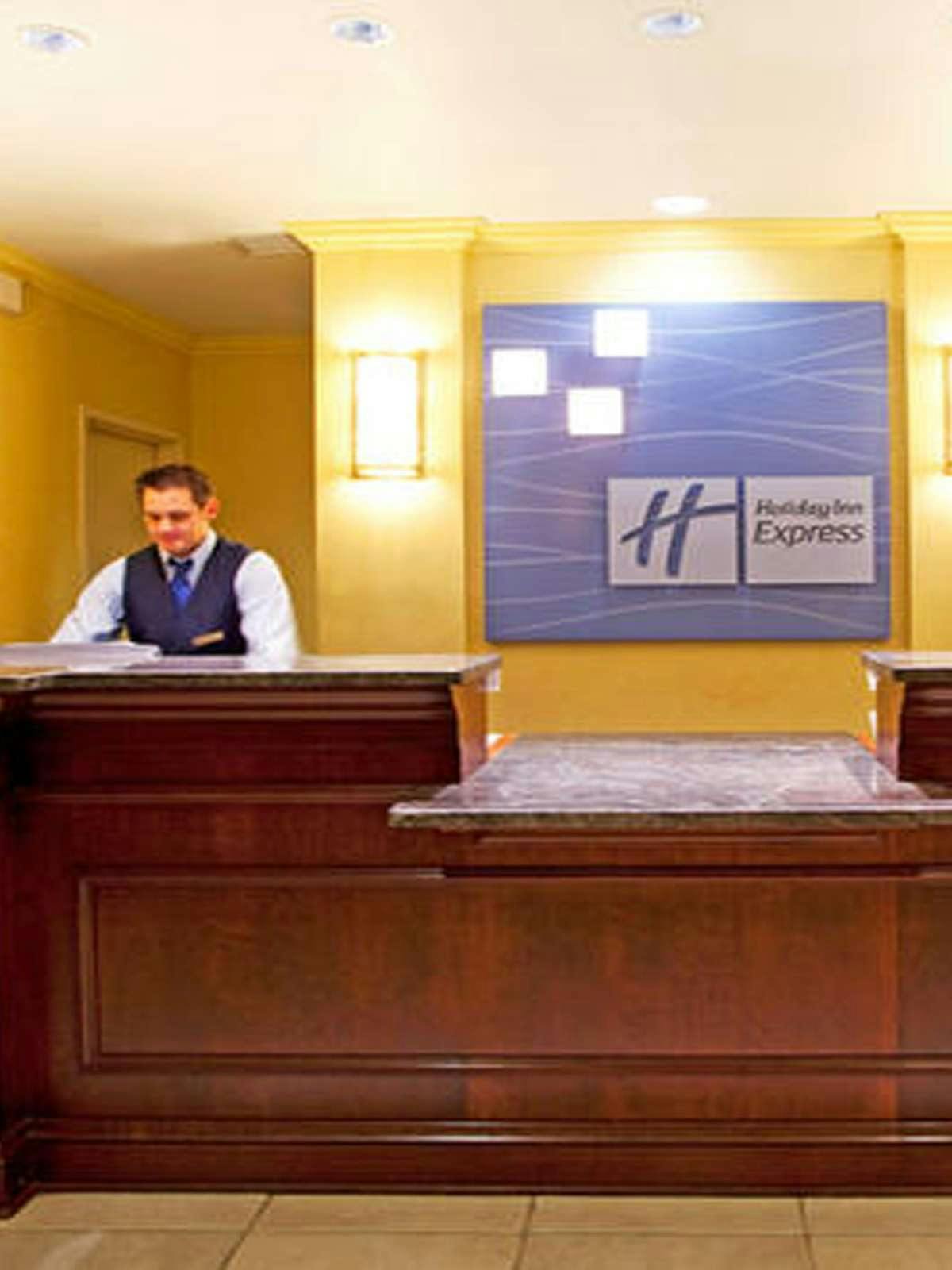 Hotel Holiday Inn Express Hotel & Suites Buffalo Airport photo 3