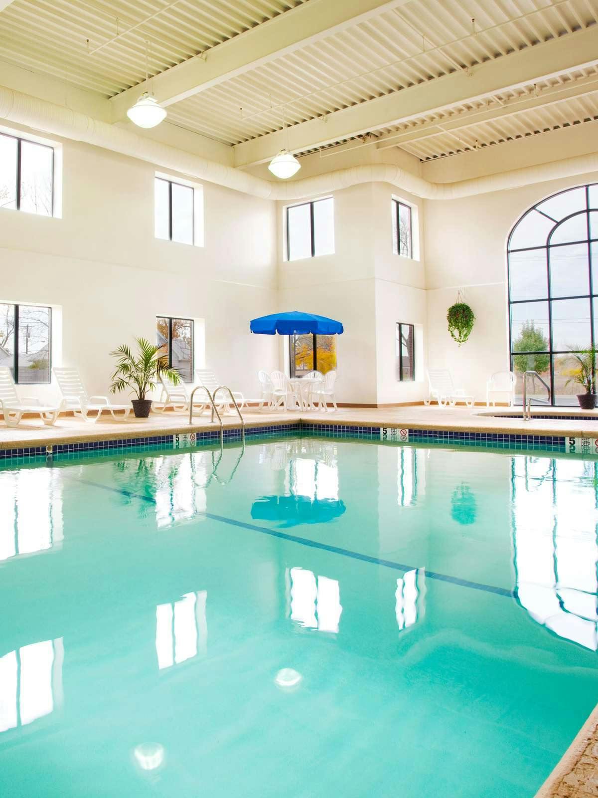 Hotel Holiday Inn Express Hotel & Suites Buffalo Airport photo 5