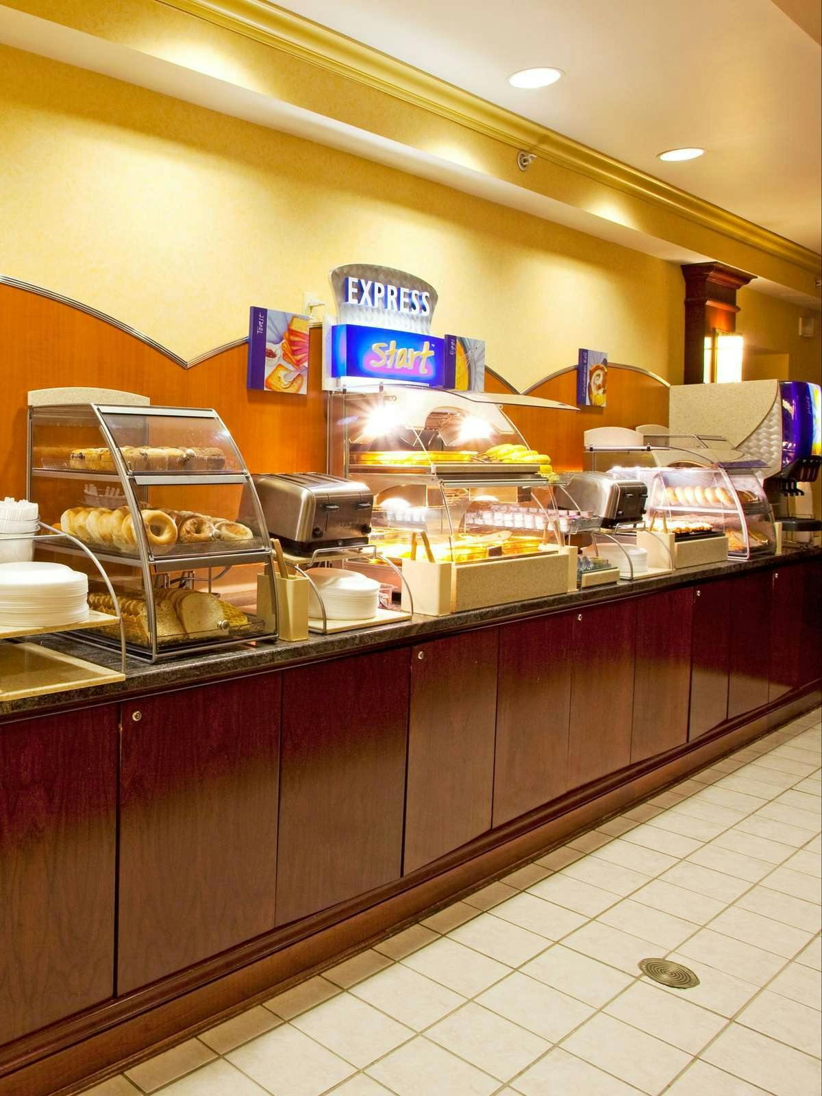 Hotel Holiday Inn Express Hotel & Suites Buffalo Airport photo 4