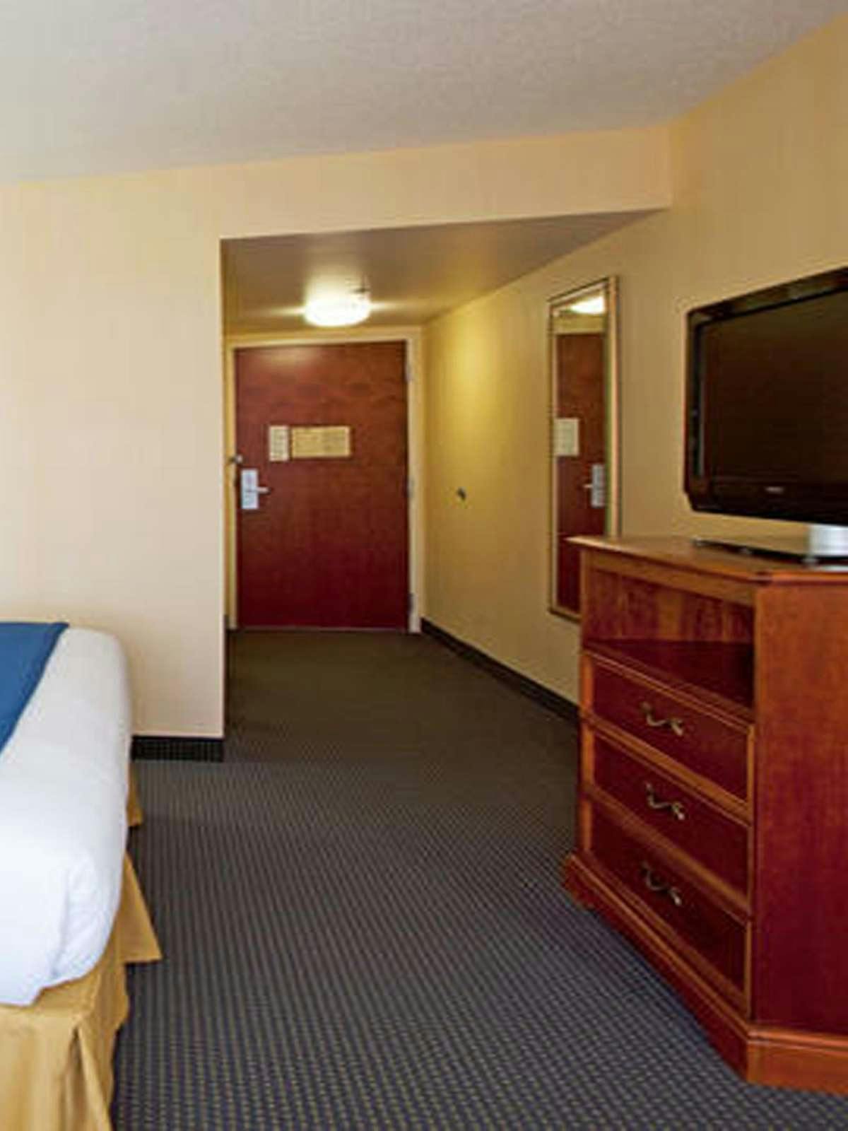 Hotel Holiday Inn Express Hotel & Suites Buffalo Airport photo 2