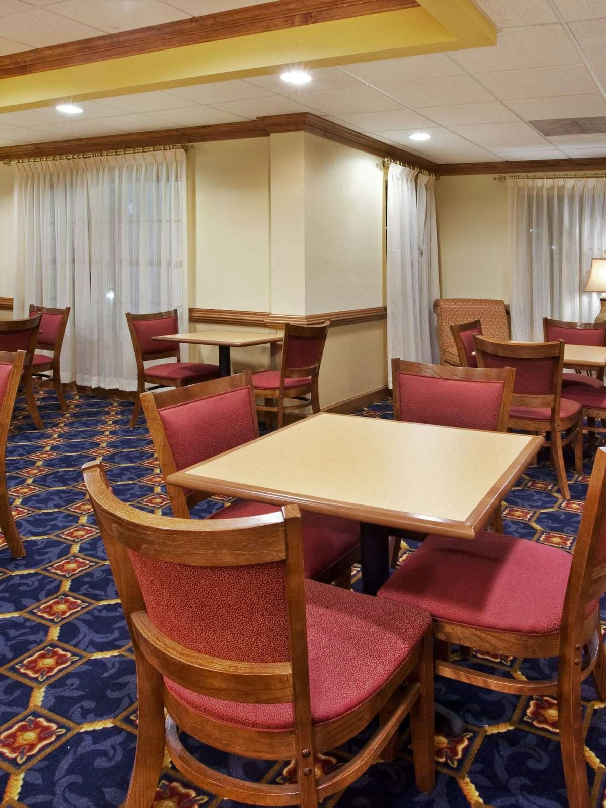 Hotel Holiday Inn Express Hotel & Suites Byron photo 4